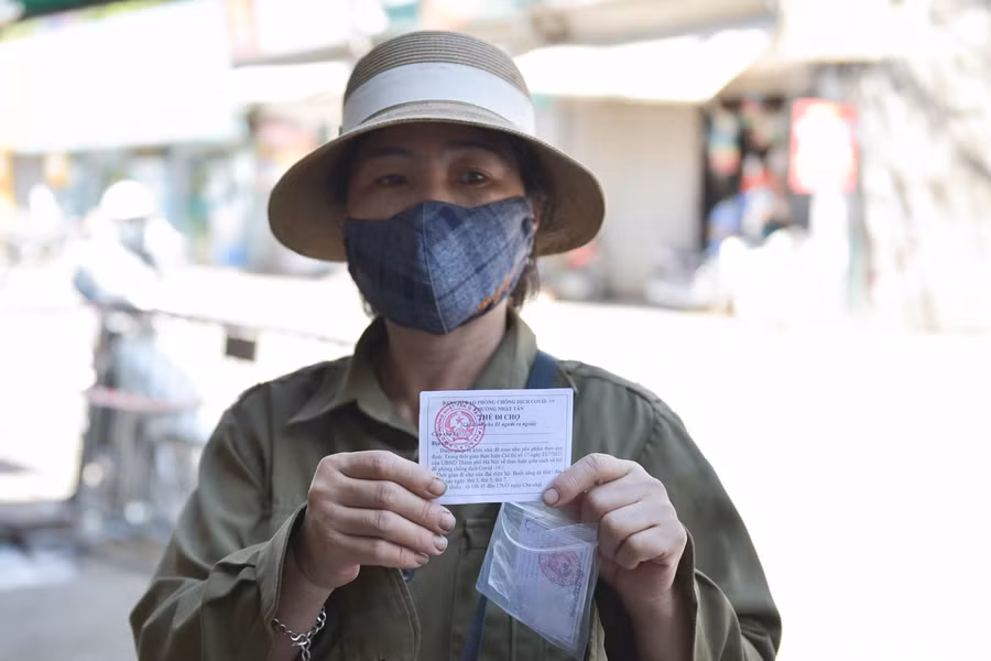 Hà Nội: Phường đầu tiên phát thẻ đi chợ cho người dân để phòng, chống Covid-19 ảnh 5