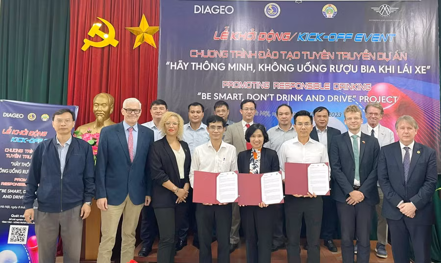 Các đại biểu tham dự lễ khởi động Dự án Chương trình đào tạo truyền thông giáo dục “Hãy thông minh, không uống rượu bia khi lái xe”.