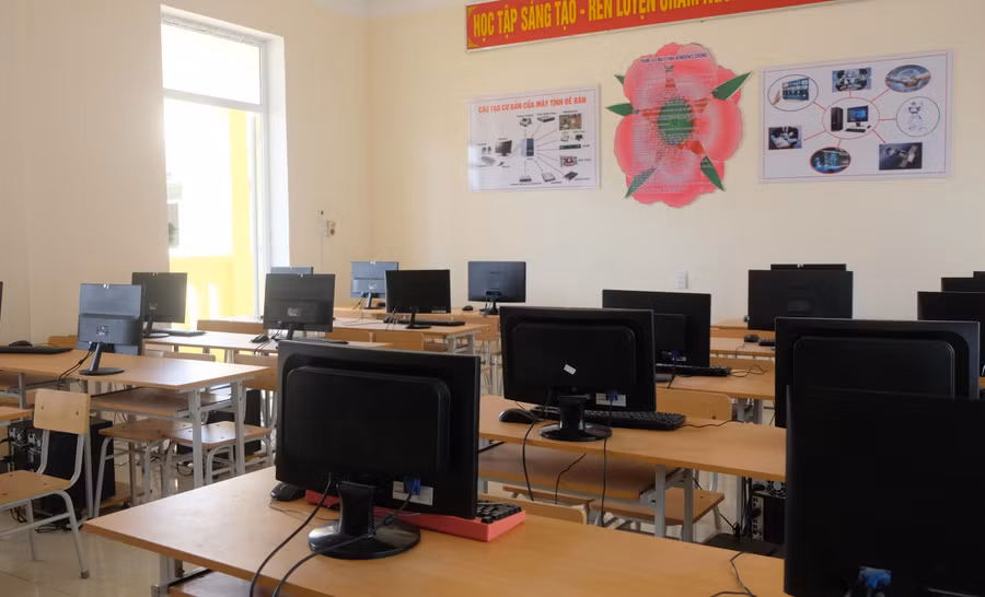 Hiện nay trang thiết bị để đáp ứng dạy môn Tin học đang là vấn đề nan giải của nhiều địa phương. Hiện nay trang thiết bị để đáp ứng dạy môn Tin học đang là vấn đề nan giải của nhiều địa phương.