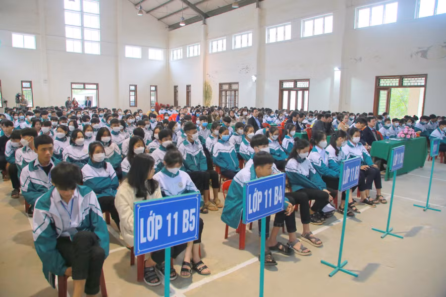Học sinh được phổ biến các quy định của Luật giao thông, kỹ năng tham gia giao thông an toàn. Học sinh được phổ biến các quy định của Luật giao thông, kỹ năng tham gia giao thông an toàn.