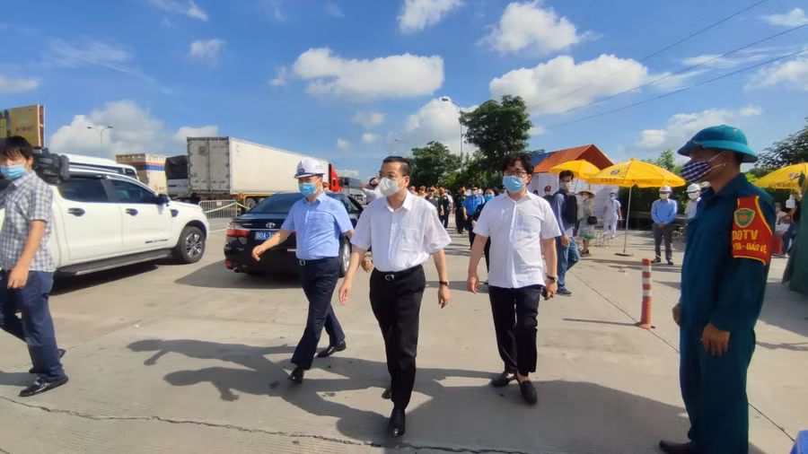 Theo chỉ đạo của Chính phủ và Bộ Y tế, hiện có 14 tỉnh đang có dịch thì Hà Nội đã ban hành công điện, thiết lập 22 chốt để kiểm soát dịch Covid-19 ở cửa ngõ ra vào thành phố.