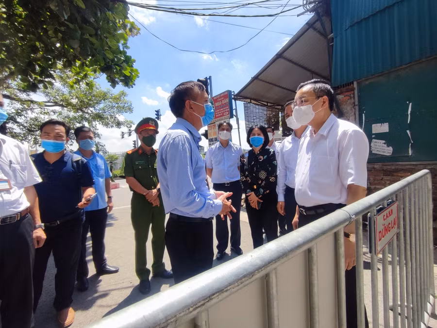 Chủ tịch UBND TP Hà Nội cũng đến thị sát một hộ gia đình phải cách ly tại nhà 14 ngày do bay từ TP Hồ Chí Minh ra.