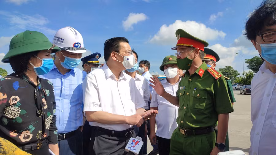 Cùng tham gia đoàn kiểm tra của Chủ tịch UBND thành phố Hà Nội Chu Ngọc Anh còn có lãnh đạo Công an thành phố, Sở Y tế và các ngành.