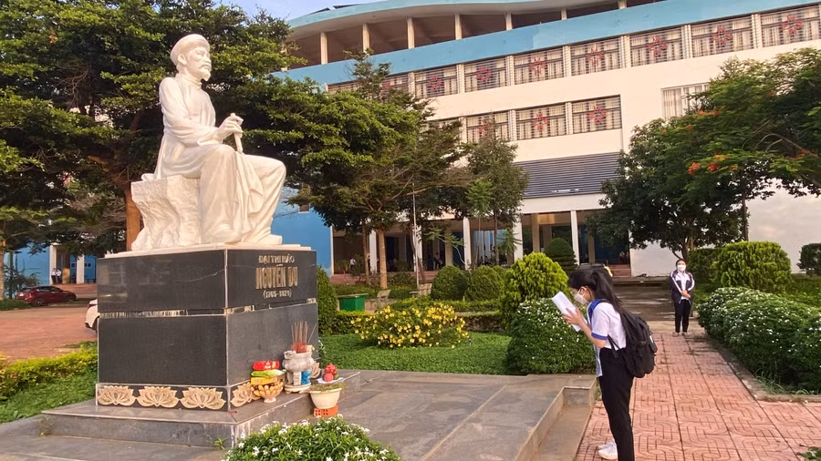 Từ sáng sớm, rất nhiều thí sinh đăng ký dự thi vào THPT chuyên Nguyễn Du đã đến "cầu may" trước tượng Đại thi hào Nguyễn Du.