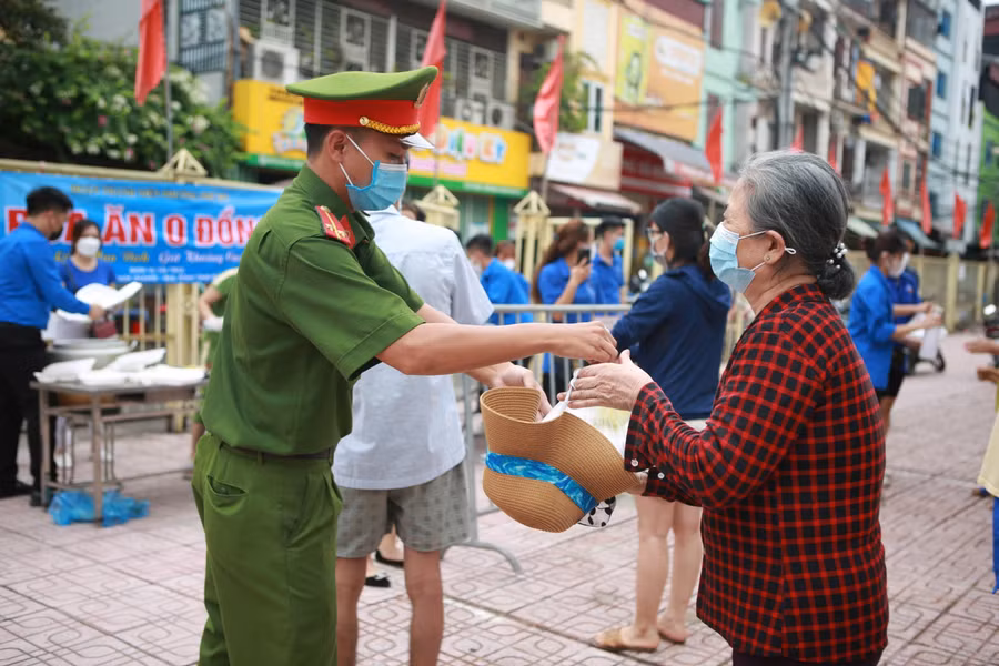 Đây là những hành động góp phần giảm đi gánh nặng cho nhiều gia đình có hoàn cảnh khó khăn.
