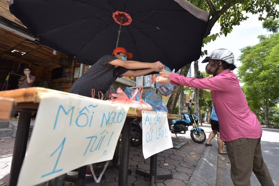 Mỗi túi đồ được gia đình anh đóng gói cẩn thận, để ra bàn bên ngoài gần đường để ai cần đều có thể lấy.
