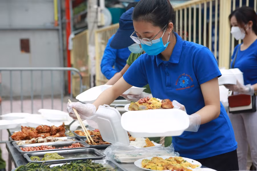 Khoảng 10 giờ 30 phút hàng ngày, những suất cơm đầy đủ được đưa đến tay người dân.