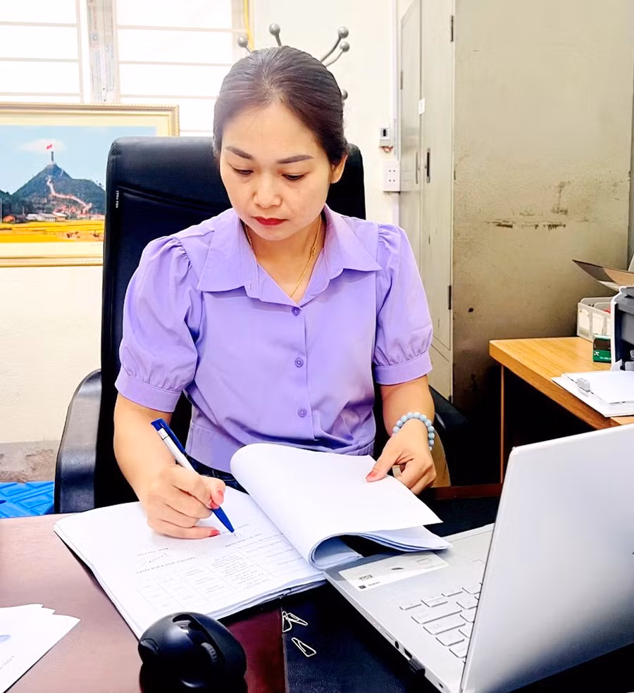 Cô Nguyễn Thị Lan Hương chuẩn bị giáo án trước khi lên lớp.