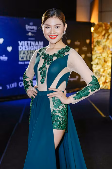 Thoi trang sao Viet xau tuan qua: Showbiz nao loan vi kieu khoe noi y kem duyen - Anh 6