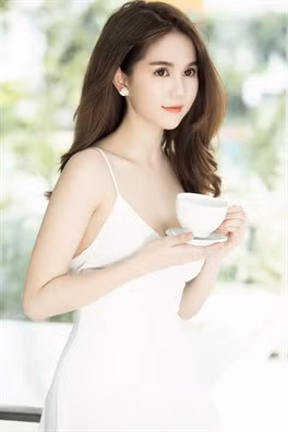 Ve ben Khac Tiep, Ngoc Trinh dep mong manh day mo mang - Anh 1