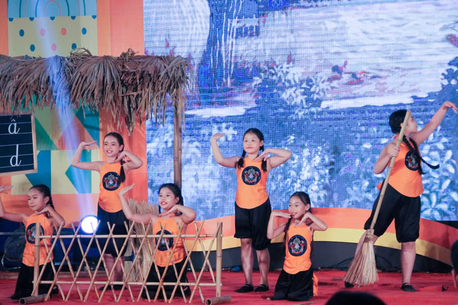 Trong 3 ngày diễn ra Hội sách, người tham dự sẽ được trải nghiệm nhiều hoạt động thú vị và bổ ích như: Giao lưu, giới thiệu sách của các em học sinh Tiểu học, THCS Thủ đô, Workshop... cùng nhiều chương trình giao lưu văn nghệ thiếu nhi với chủ đề sách và văn hóa đọc.