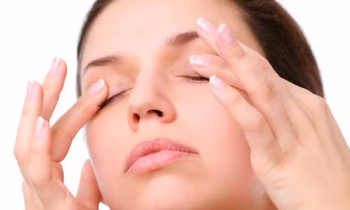 Massage mắt giúp bạn chữa cận thị.