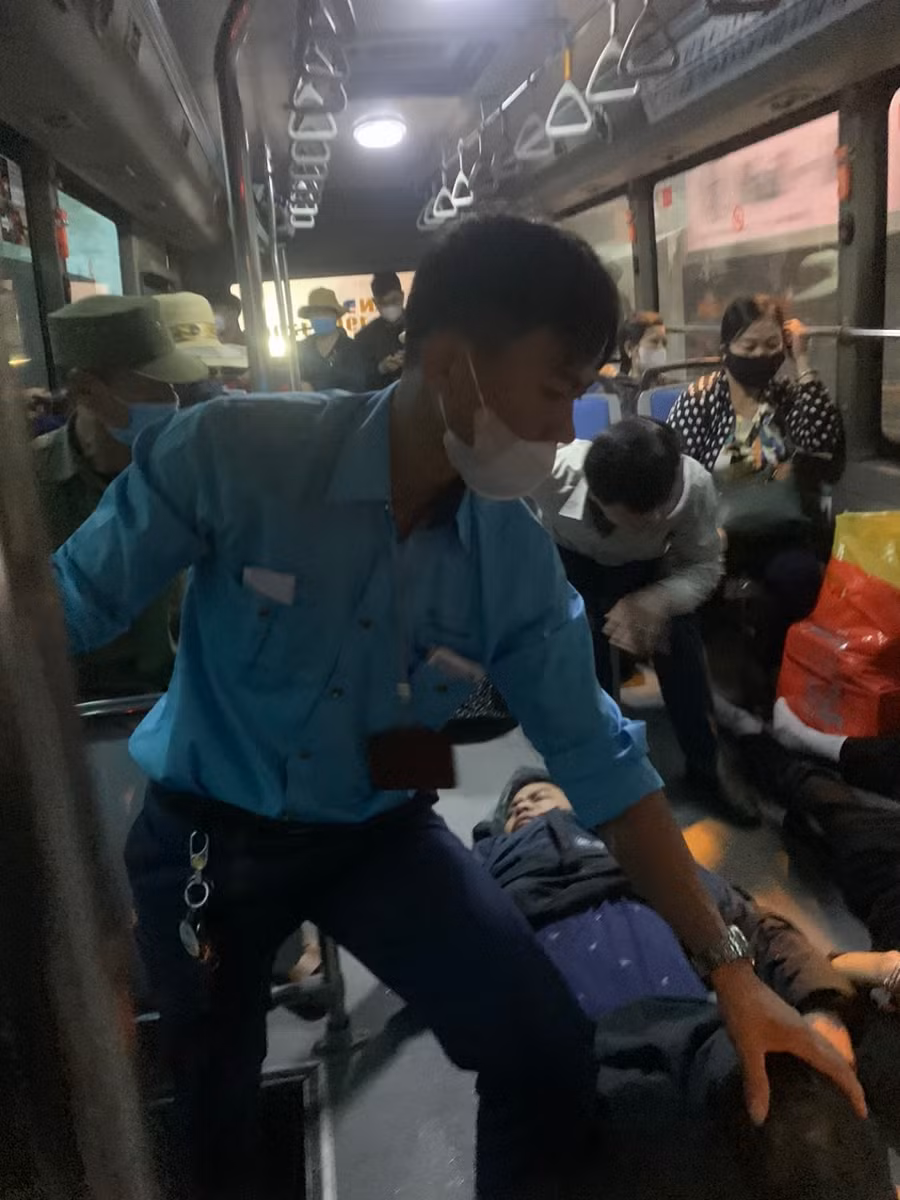 Nhân viên xe buýt kịp thời đưa nạn nhân vào bệnh viện cấp cứu.