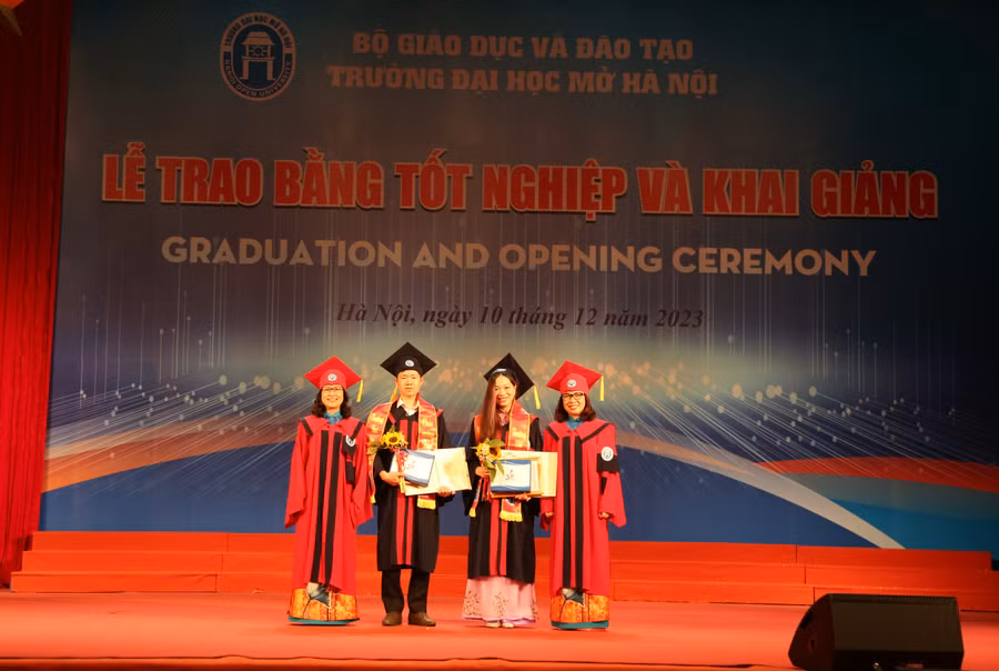 Các tân tiến sĩ nhận bằng tốt nghiệp.