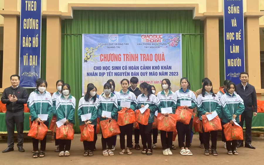 Ông Võ Văn Minh – Phó Giám đốc Sở GD&ĐT Quảng Trị và phóng viên Báo GD&TĐ thường trú tại Quảng Trị tặng quà Tết đến học sinh Trường THPT A Túc. Ông Võ Văn Minh – Phó Giám đốc Sở GD&ĐT Quảng Trị và phóng viên Báo GD&TĐ thường trú tại Quảng Trị tặng quà Tết đến học sinh Trường THPT A Túc.