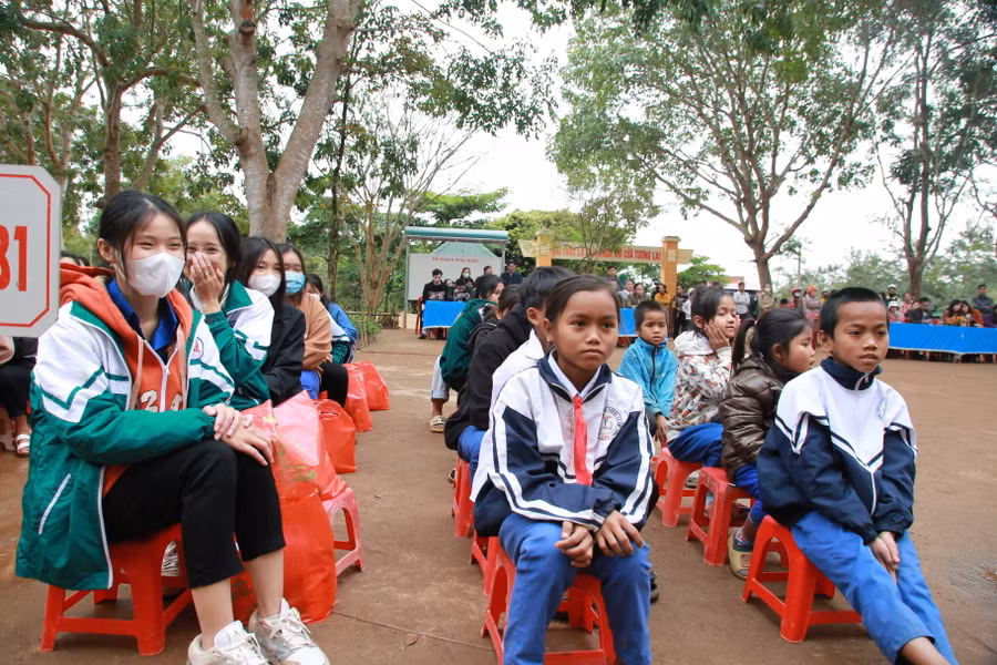 Học sinh nơi đây chủ yếu là con em đồng bào Vân Kiều, Pa Kô. Học sinh nơi đây chủ yếu là con em đồng bào Vân Kiều, Pa Kô.