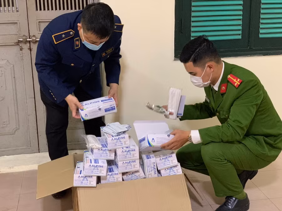 Cũng trong ngày hôm nay 1.000 kit test Covid-19 không rõ nguồn gốc cũng đã bị lực lượng chức năng thu giữ.