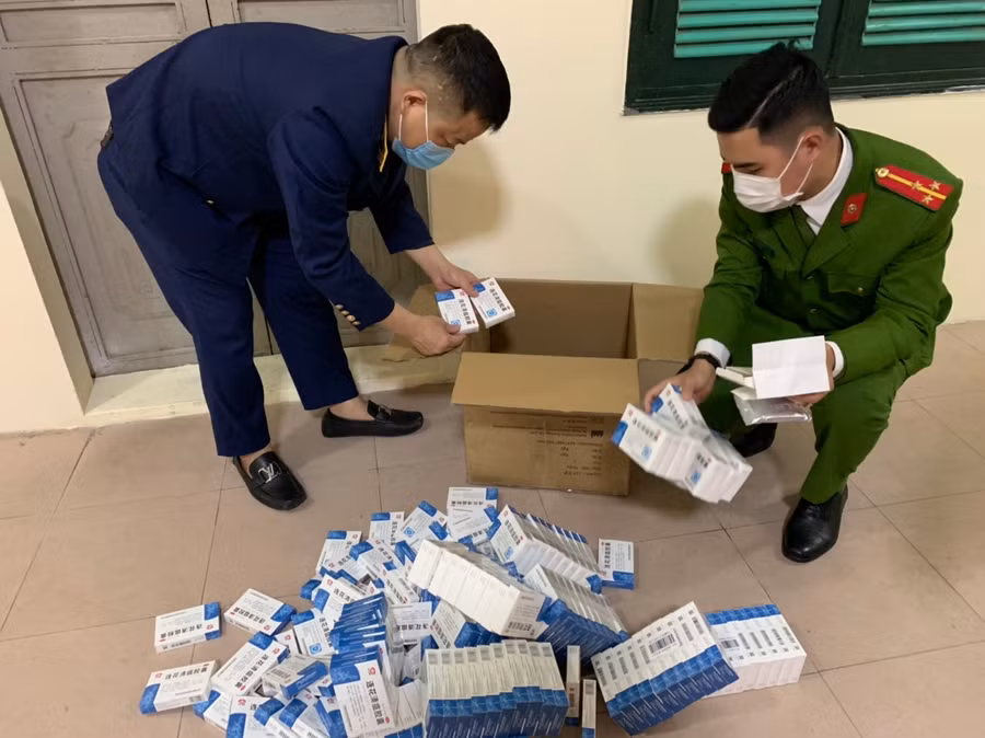 Thuốc Liên Hoa Thanh Ôn (được giới thiệu là thuốc điều trị Covid-19) không có nguồn gốc, giấy tờ bị lực lược chức năng thu giữ.