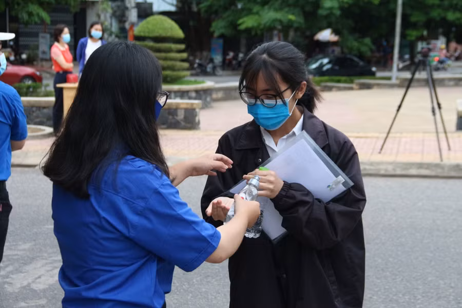 Thí sinh được sát khuẩn kĩ lưỡng trước khi vào điểm thi.