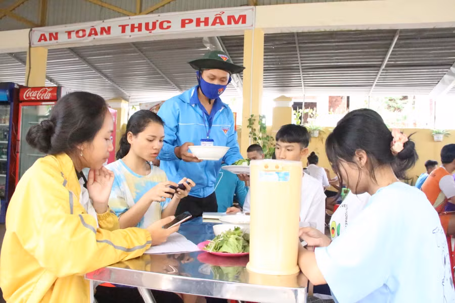 Lực lượng công an, tình nguyện viên chuẩn bị địa điểm ăn, ngủ miễn phí cho hàng trăm thí sinh.