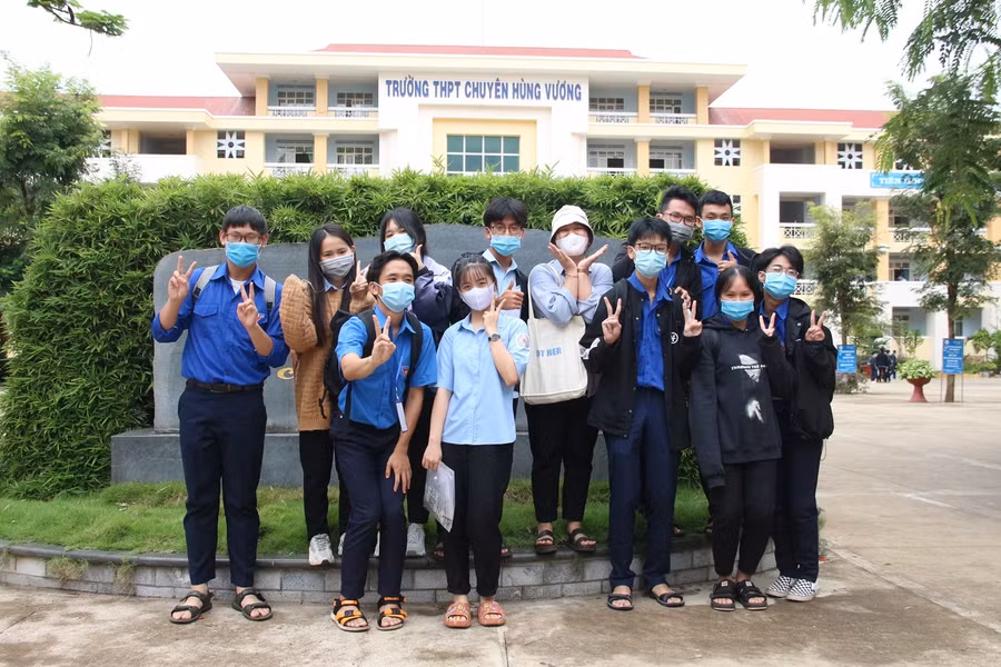 Sĩ tử tại điểm thi Trường THPT Chuyên Hùng Vương tự tin kết thúc bài thi KHTN-KHXH.