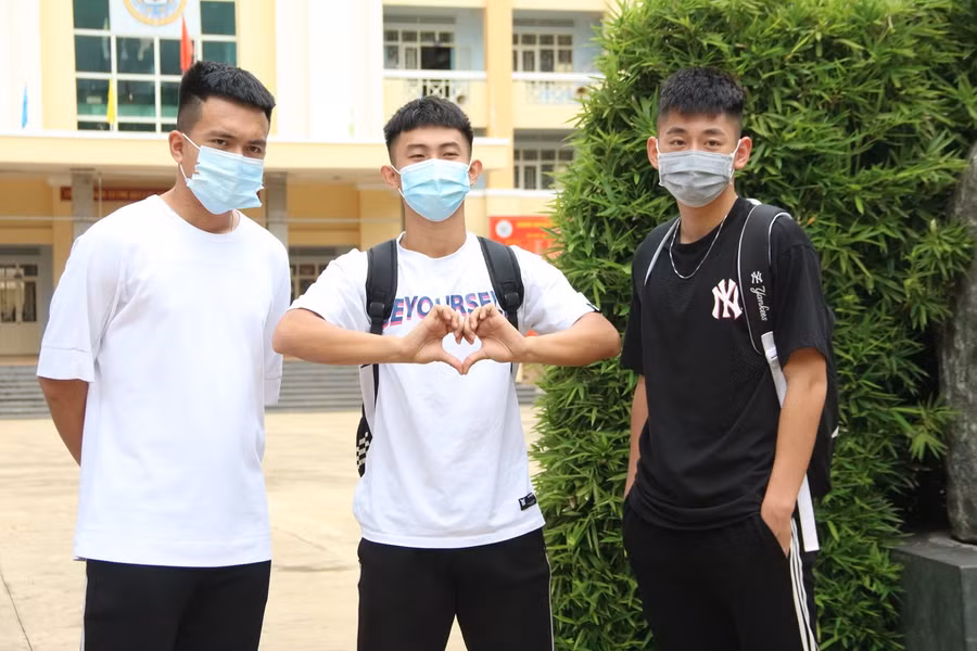 Thí sinh thể hiện niềm vui khi hoàn thành tốt bài thi.