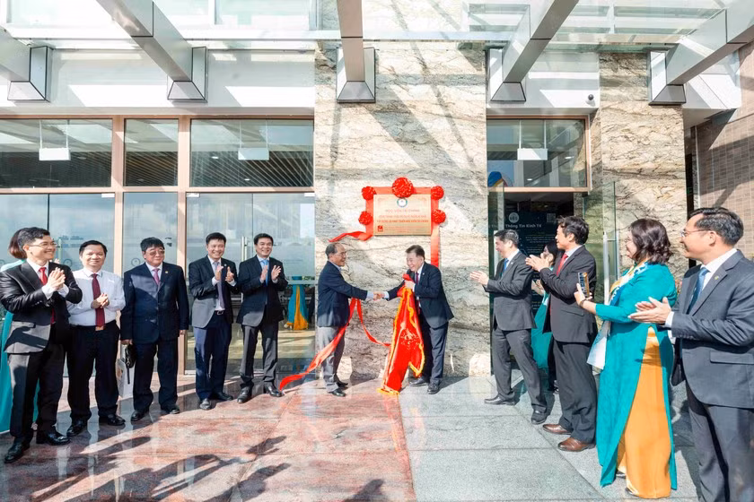Đồng chí Nguyễn Sinh Hùng - nguyên Ủy viên Bộ chính trị, nguyên Chủ tịch Quốc hội, cựu sinh viên Học viện Tài chính và NGND. PGS.,TS. Nguyễn Trọng Cơ – Bí thư Đảng ủy, Giám đốc Học viện Tài chính cùng đại biểu tham dự thực hiện gắn biển công trình Khối giảng đường.