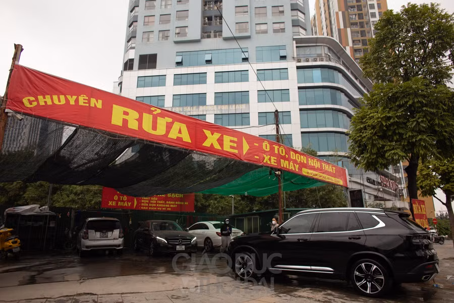 Ô tô, xe máy nối đuôi nhau chờ "làm đẹp" ngày cuối cùng năm Tân Sửu ảnh 3