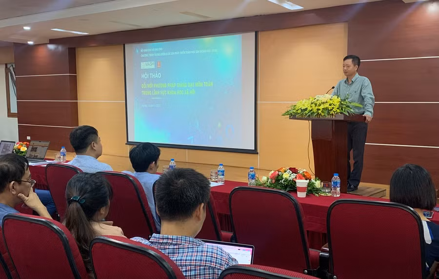 TS Lương Ngọc Minh, Phó Hiệu trưởng Trường Đại học Hà Nội phát biểu ý kiến.