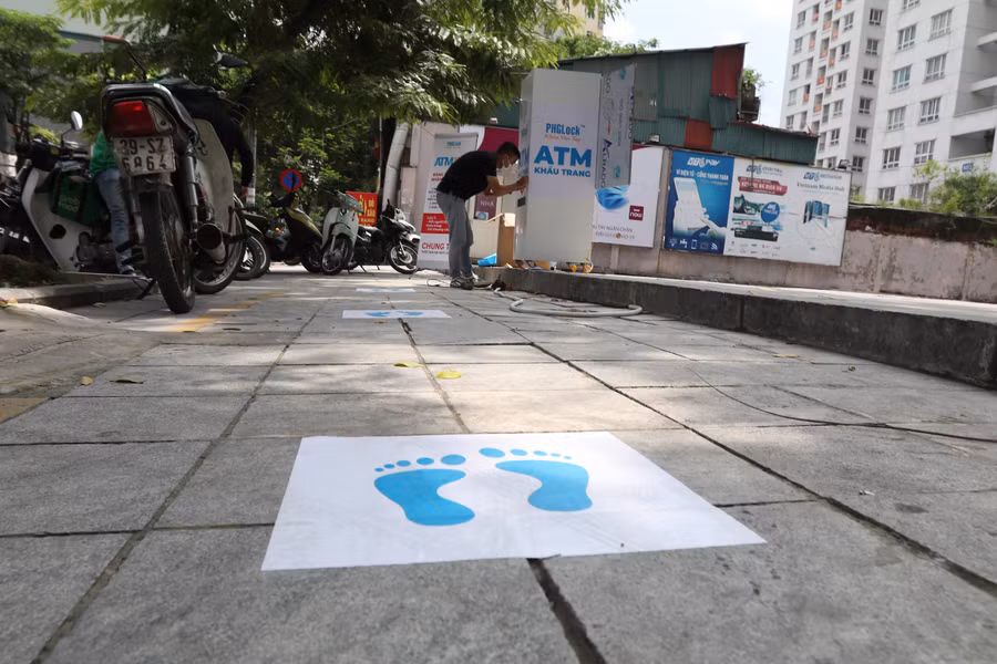 Để đảm bảo an toàn cho người đến lấy, những vị trí đứng đã được đánh dấu để người dân đứng xếp hàng.