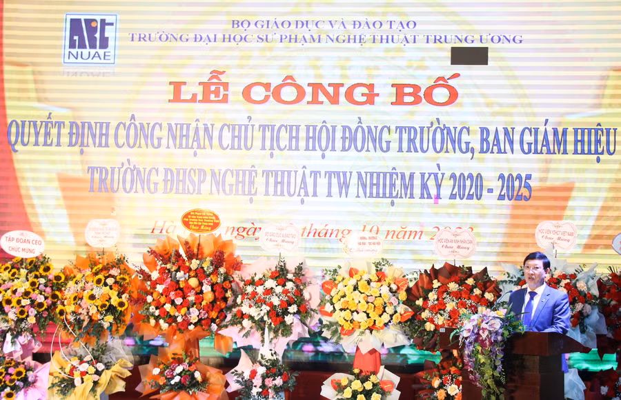 PGS.TS Đào Đăng Phượng phát biểu nhận nhiệm vụ mới. PGS.TS Đào Đăng Phượng phát biểu nhận nhiệm vụ mới.