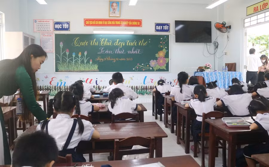Hơn 300 học sinh tiểu học của TP Tuy Hòa (Phú Yên) tham dự Ngày hội 'Chữ đẹp tuổi thơ'.