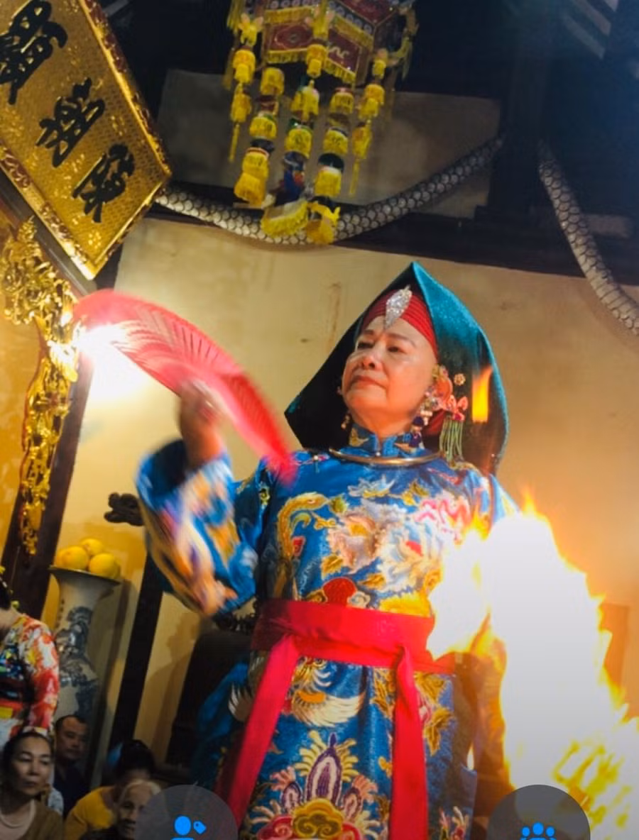 Nghệ nhân ưu tú Nguyễn Thị Kim Loan thực hành nghi lễ. Nghệ nhân ưu tú Nguyễn Thị Kim Loan thực hành nghi lễ.