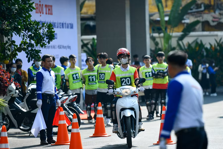Trước đó 5 đội thi đã hoàn thành phần thi thực hành lái xe mô tô an toàn. Trước đó 5 đội thi đã hoàn thành phần thi thực hành lái xe mô tô an toàn.