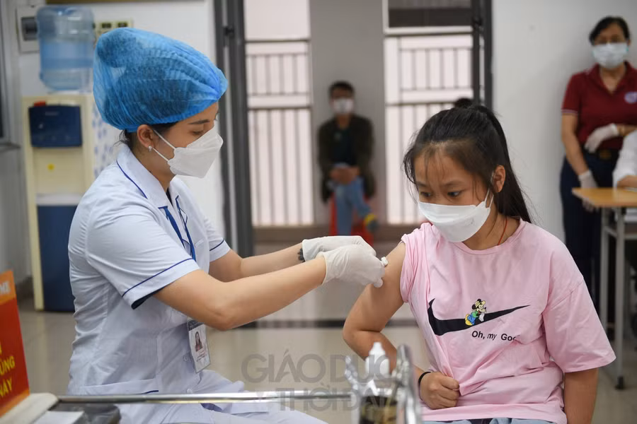 Được biết, tổng số học sinh khối lớp 6 của nhà trưởng khoảng 300 học sinh, nhưng đủ điều kiện tiêm ngày hôm nay chỉ 96 học sinh, nhiều học sinh đã từng bị F0, đã khỏi nhưng chưa đủ 3 tháng nên sẽ không tiêm trong đợt này.