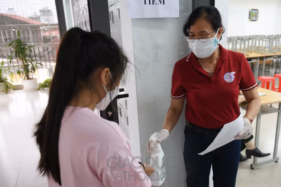 Chùm ảnh: Những học sinh dưới 12 tuổi đầu tiên ở Hà Nội được tiêm vắc xin Covid-19 ảnh 4
