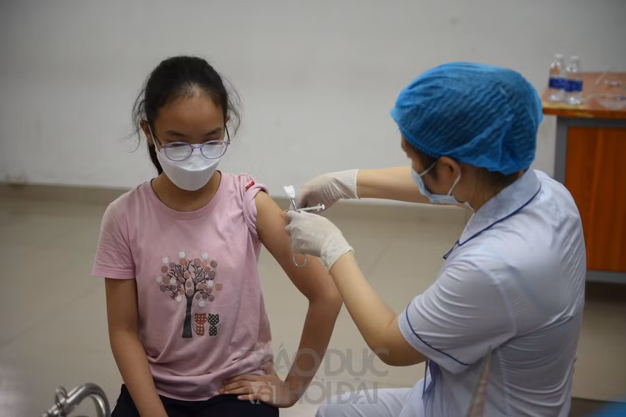 ..và hướng dẫn lại với các em những lưu ý sau tiêm.