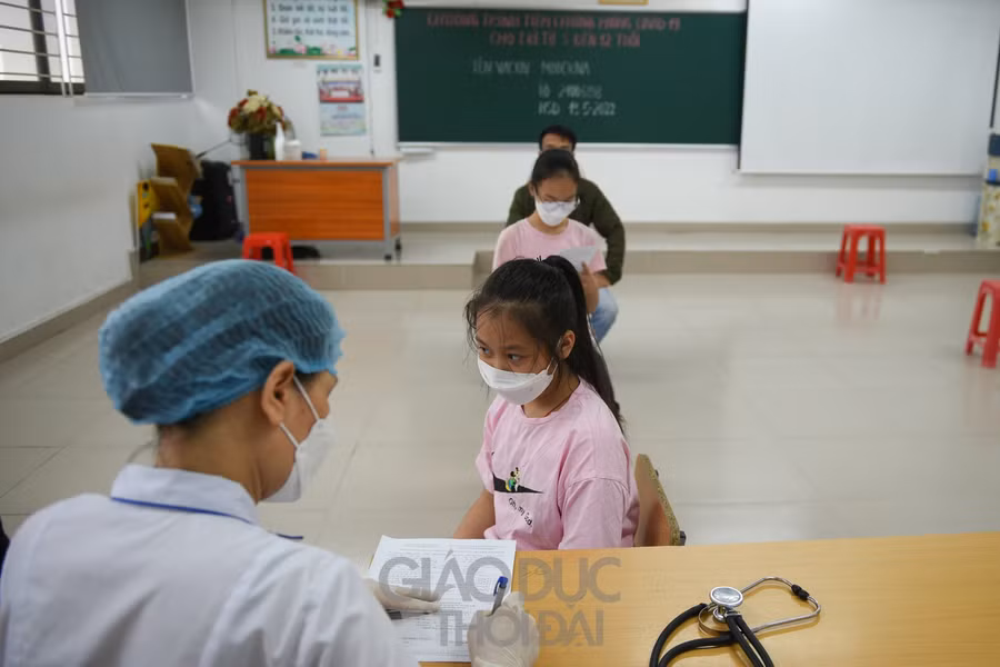 Toàn bộ 96 học sinh tiêm trong chiều nay đều được khám lâm sàng trước khi vào tiêm.