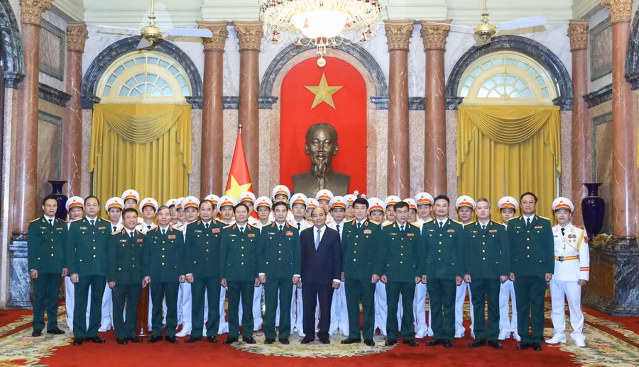 Chủ tịch nước Nguyễn Xuân Phúc và lãnh đạo Bộ Quốc phòng chúc mừng Thượng tướng Phùng Sĩ Tấn.
