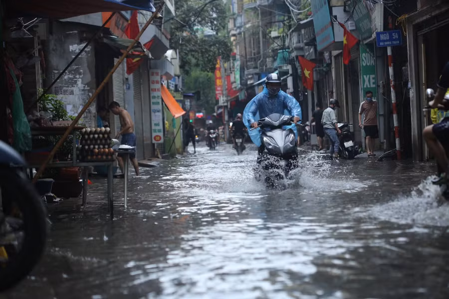Nhiều điểm trên tuyến phố ngập khá sâu.