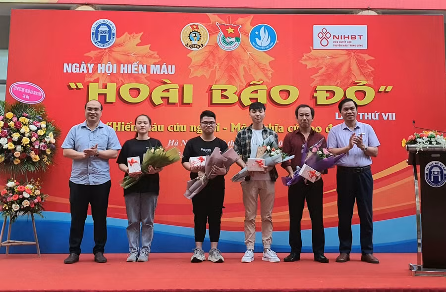Các cá nhân hiến máu nhiều lần được vinh danh, khen thưởng