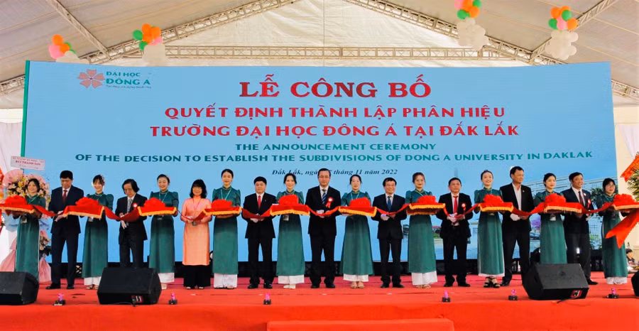 Thứ trưởng Bộ GD&amp;ĐT Nguyễn Văn Phúc và các đại biểu cắt Băng khánh thành phân hiệu trường Đại học Đông Á tại tỉnh Đắk Lắk. Ảnh: Thành Tâm.