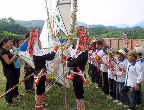 Tết trung thu đến sớm với trẻ em nghèo Đông Hồng