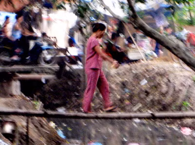 Thăng bằng đi trên 