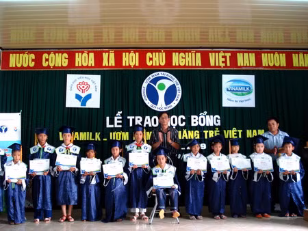 Trao học bổng Vinamilk cho học sinh Tiểu học Phú Yên