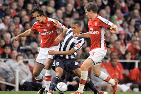 Theo vị chiến lược gia người Pháp thì Arsenal (áo đỏ) đang có đội hình đủ mạnh Theo vị chiến lược gia người Pháp thì Arsenal (áo đỏ) đang có đội hình đủ mạnh