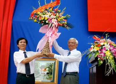 Phó Chủ tịch Quốc hội Uông Chu Lưu tặng hoa và quà cho thầy và trò trường THPT chuyên Lê Hồng Phong, Nam Định - Ảnh: Bắc Việt Phó Chủ tịch Quốc hội Uông Chu Lưu tặng hoa và quà cho thầy và trò trường THPT chuyên Lê Hồng Phong, Nam Định Ảnh: Bắc Việt