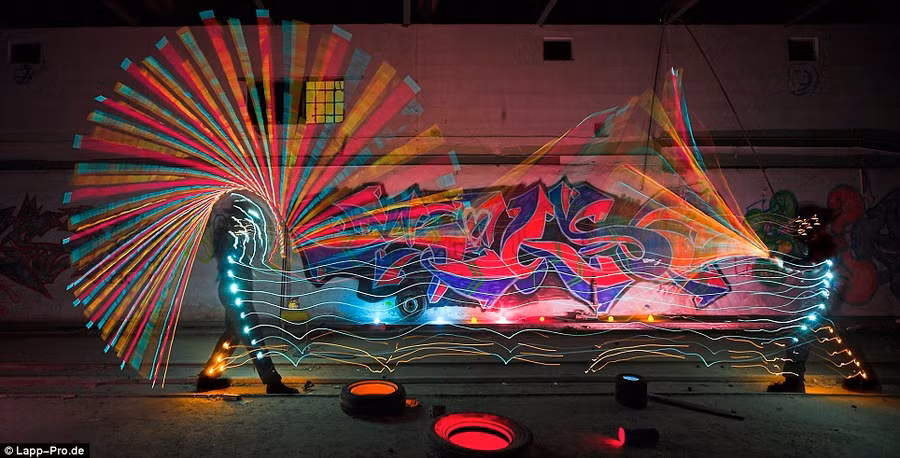 Những bức họa graffiti bằng ánh sáng ảnh 5