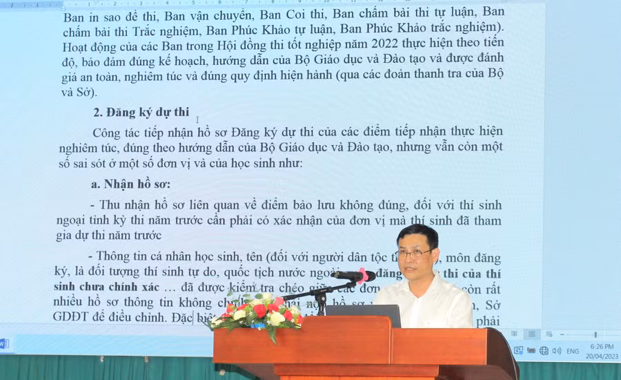 Ông Nguyễn Hoàng Chương trao đổi, quán triệt những điểm mới trong Quy chế thi năm 2023 (ảnh: Thành Tâm).