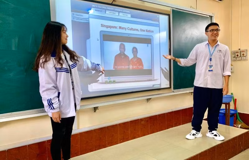 Hấp dẫn bằng CNTT ở một giờ học tiếng Anh ở Trường THPT Trần Phú, TP Móng Cái